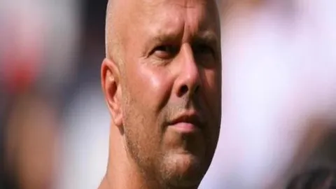 王大雷备战赛事，晒“三追四”同框照：悠游名山，白鹿青崖共赏