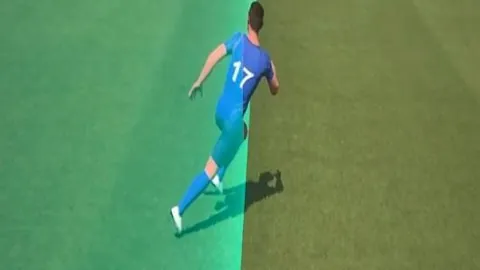 西海岸海港激战正酣，2-1比分定格，近13轮不败遭终结，进球吹罚引发争议
